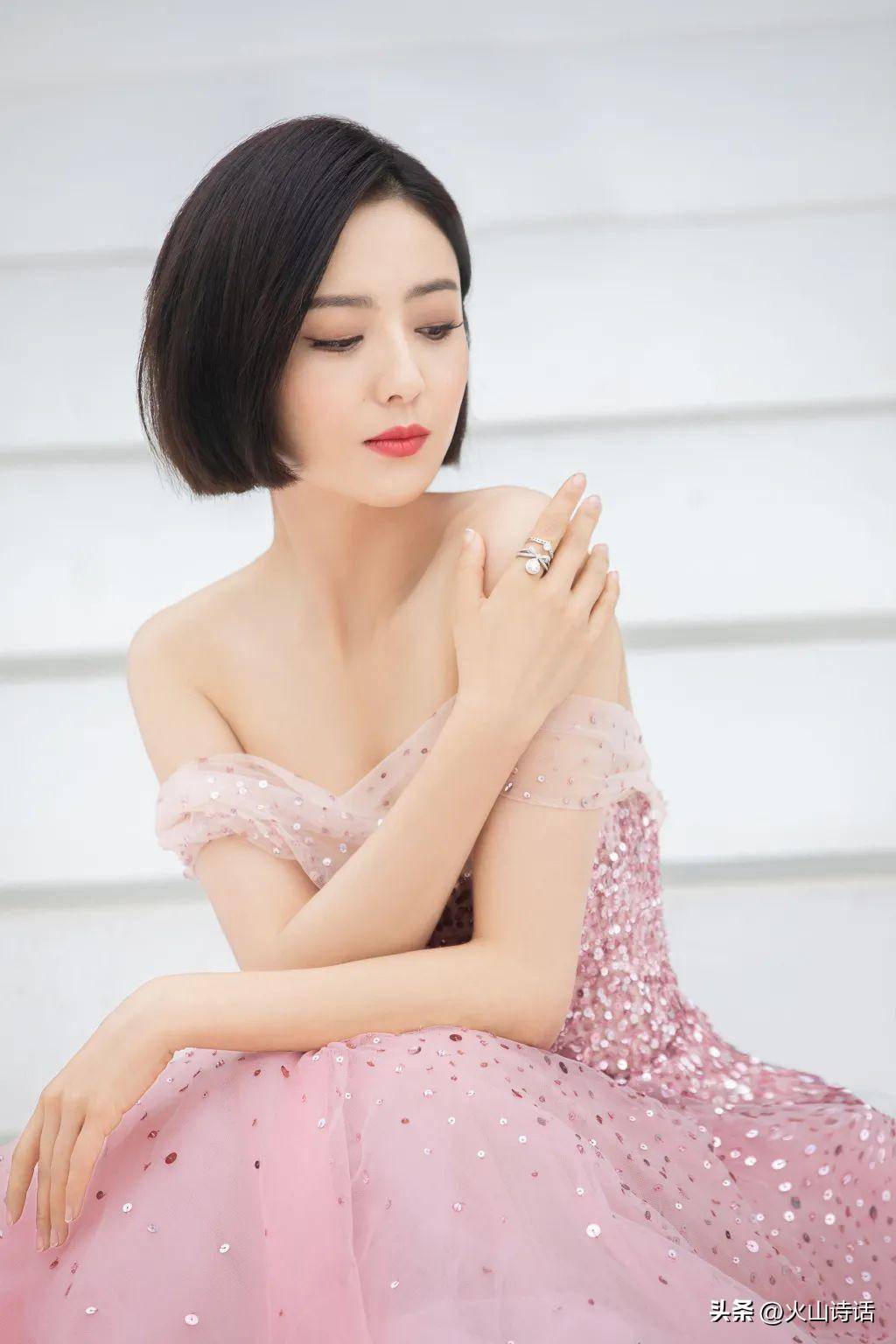 2017年,佟丽娅终于在朋友圈发布了一条动态:"重新开始".