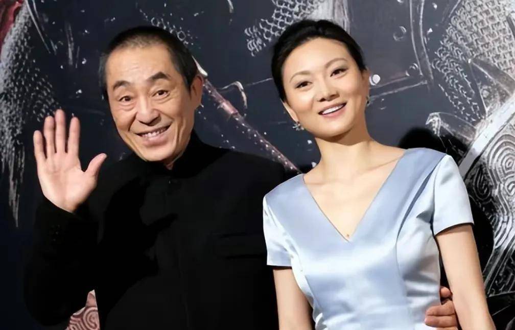 因服装张艺谋开除何珺,遭报复赔偿748万,最大赢家是不起眼的她_陈婷健