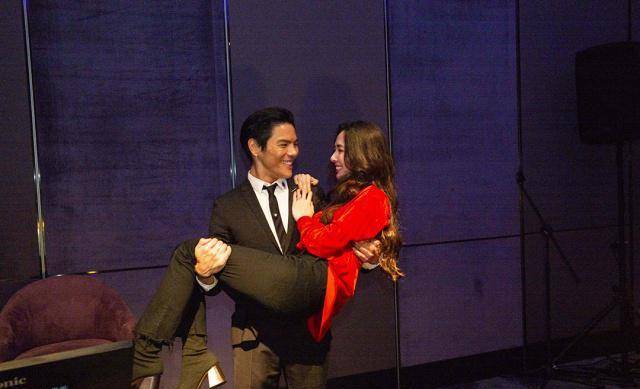 求婚成功的向佐也是相当的开心,像个孩子一样的给了郭碧婷一个公主抱