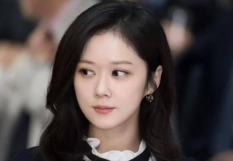 甚至戚薇的韩国老公李承铉也忍不住发言:张娜拉的行为太过分了,简直是