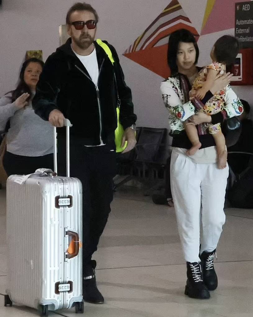 凯奇与家人开心庆生,29岁日本娇妻显发福_威思顿·凯奇_梨子_柴田