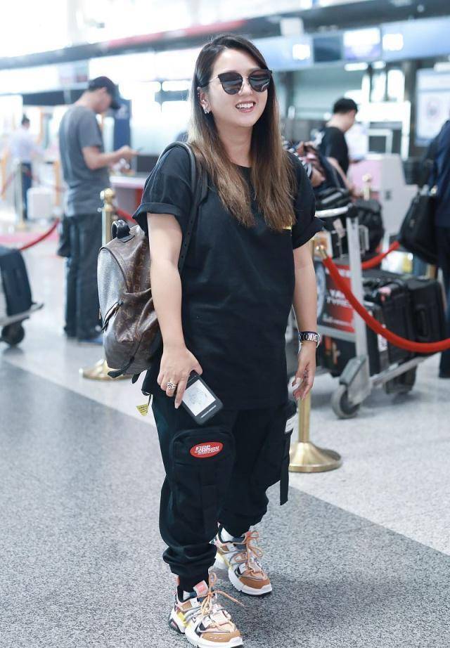 何洁胖出新高度,带3个孩子都没累瘦,90天减30斤的豪言壮语忘了?