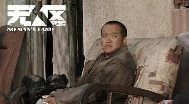 在《疯狂的赛车》宁浩演了一位出租车司机;《无人区》里他演了一位小