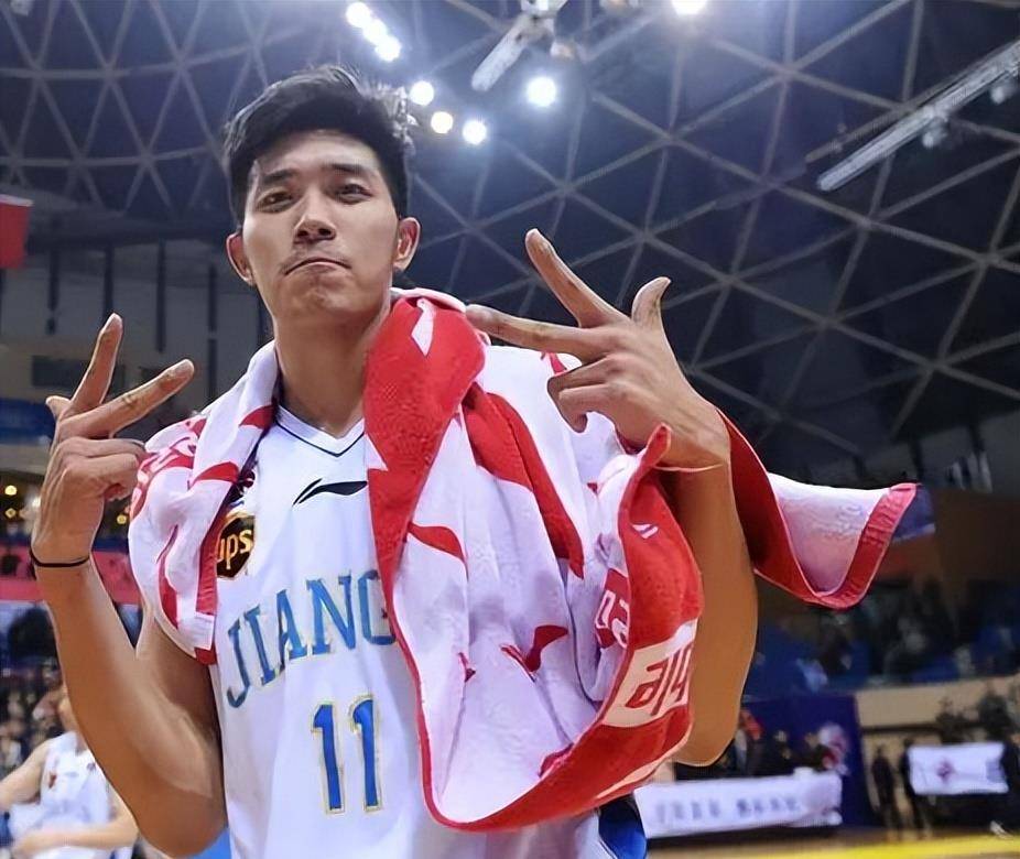 齐麟进攻出色,于德豪防守做出关键贡献,新疆伊力特险胜广东4分_比赛_1