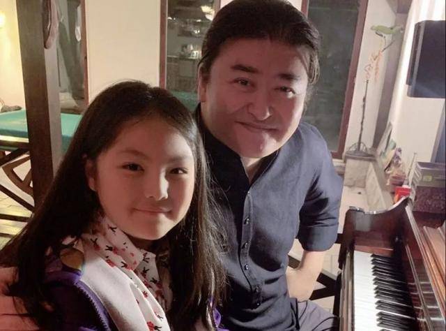 李湘:抢秦海璐男友,遭家暴后离婚,今直播带货_何炅_大本营_舞台