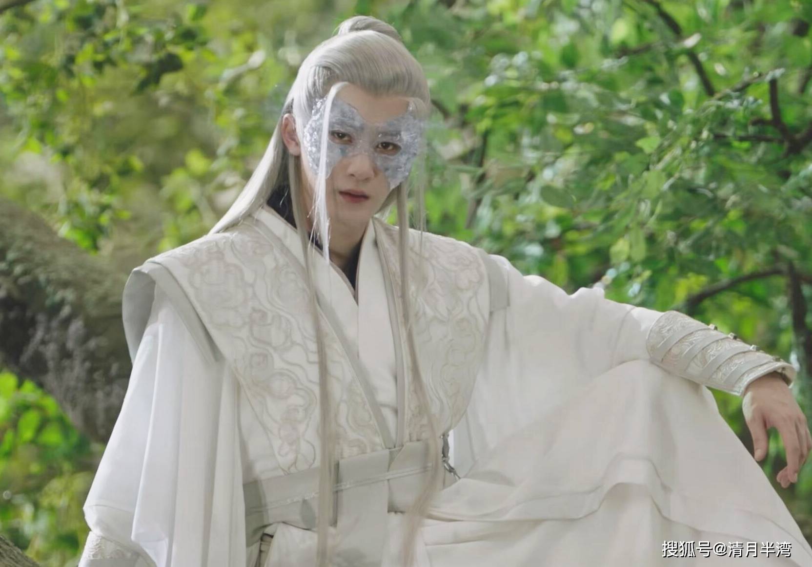 身为相柳时,檀健次脸上戴着浅蓝色面具,一身白衣一袭白发,行事冷酷