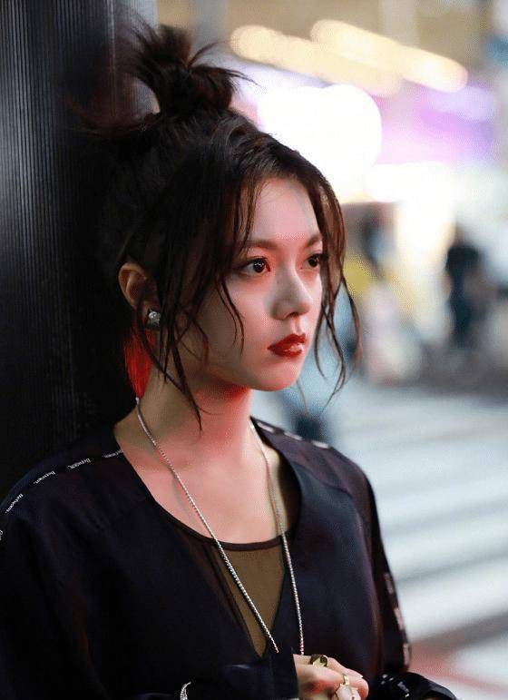 她太惊艳了,比同样是国民千金的关晓彤和张子枫漂亮多了.