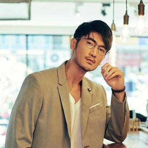 5,安钧璨安钧璨,可米小子的成员,帅气阳光,是小s的好友,两人经常在