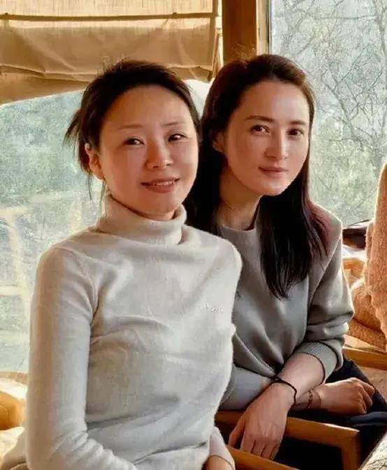 蒋勤勤出席同学聚会,穿着低调但依然亮眼,他真的是从小美到大学_魅力