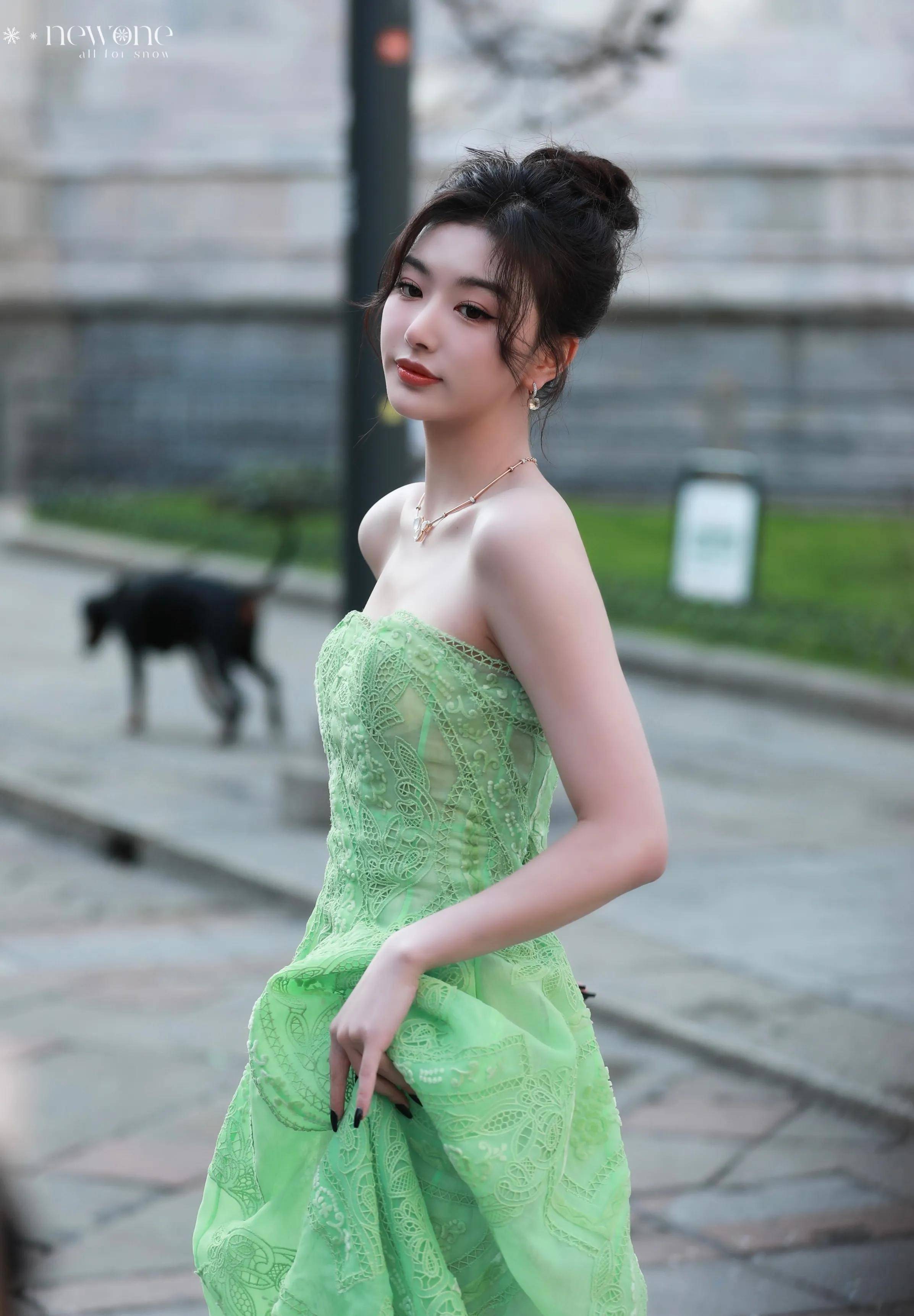 孔雪儿穿绿色抹身材镂空纱裙好惊艳,肤白貌国外色天香惹人爱_红心