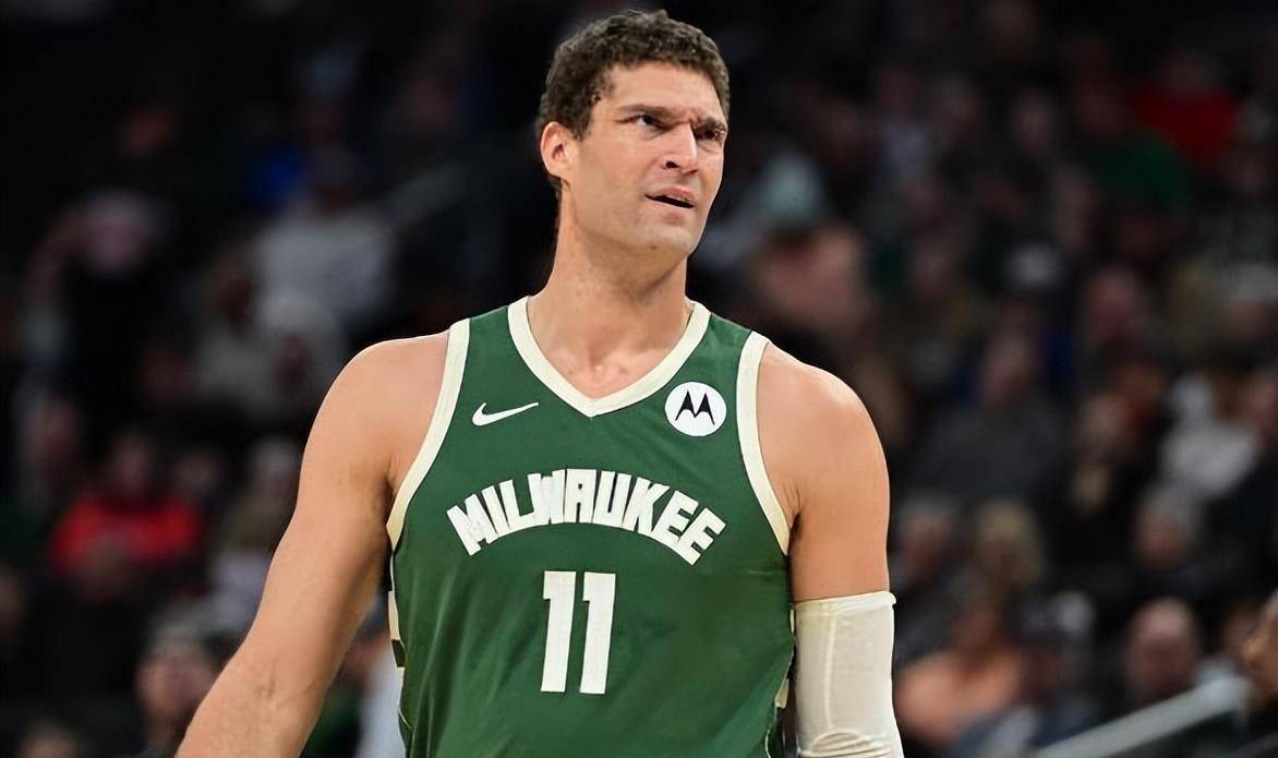 今年夏天休赛期,火箭队大力追求洛佩兹,并与他签下了一份年薪2500万