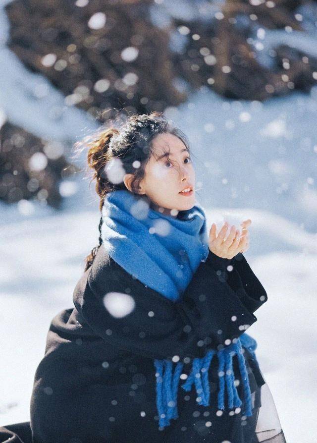 祝緒丹雪地裡拍大片,黑色大衣 藍色圍巾慵懶簡約,氛圍