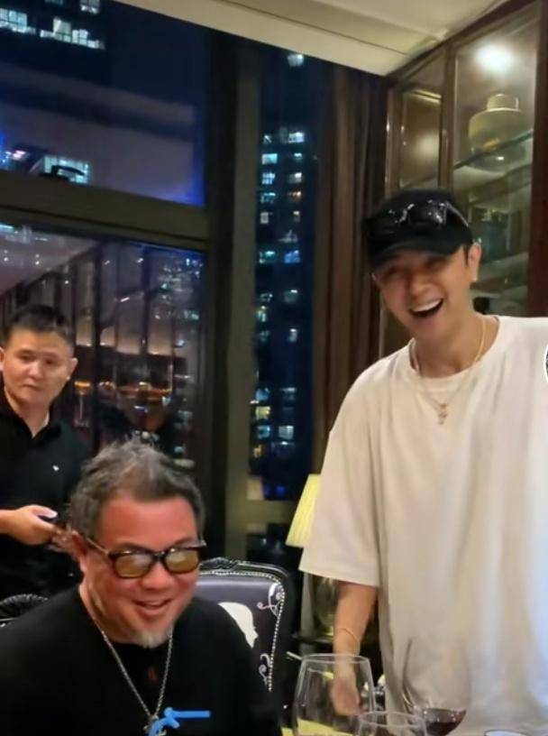 罗志祥近况很良好,与友人喝酒掰手腕稳居c位,一身行头元气满满_视频