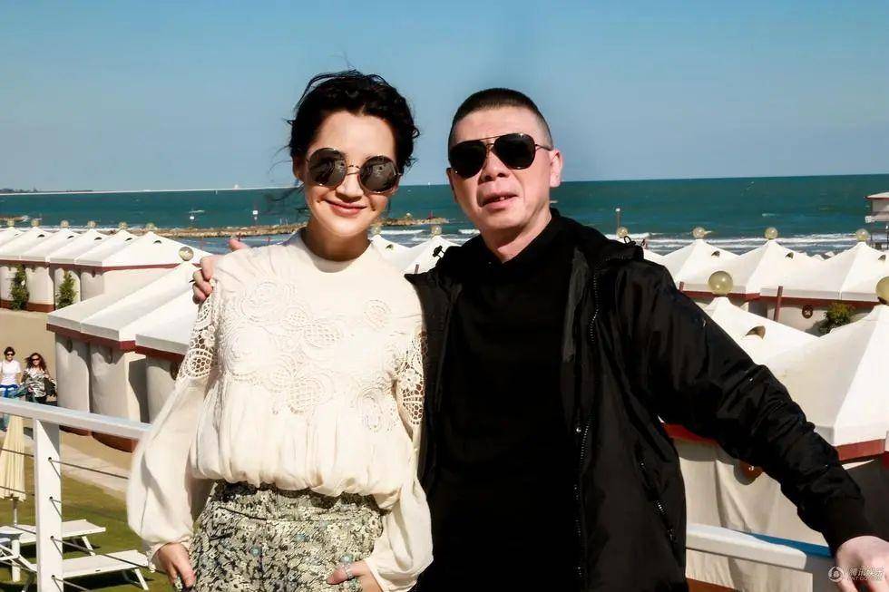 大佬和许晴合体,她穿时尚上衣像少女,大佬一身黑穿搭很帅气_电影_白色