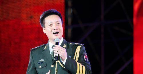 23岁爆红,13次登上舞台,38岁跌落神坛,如今的董文华怎样了?