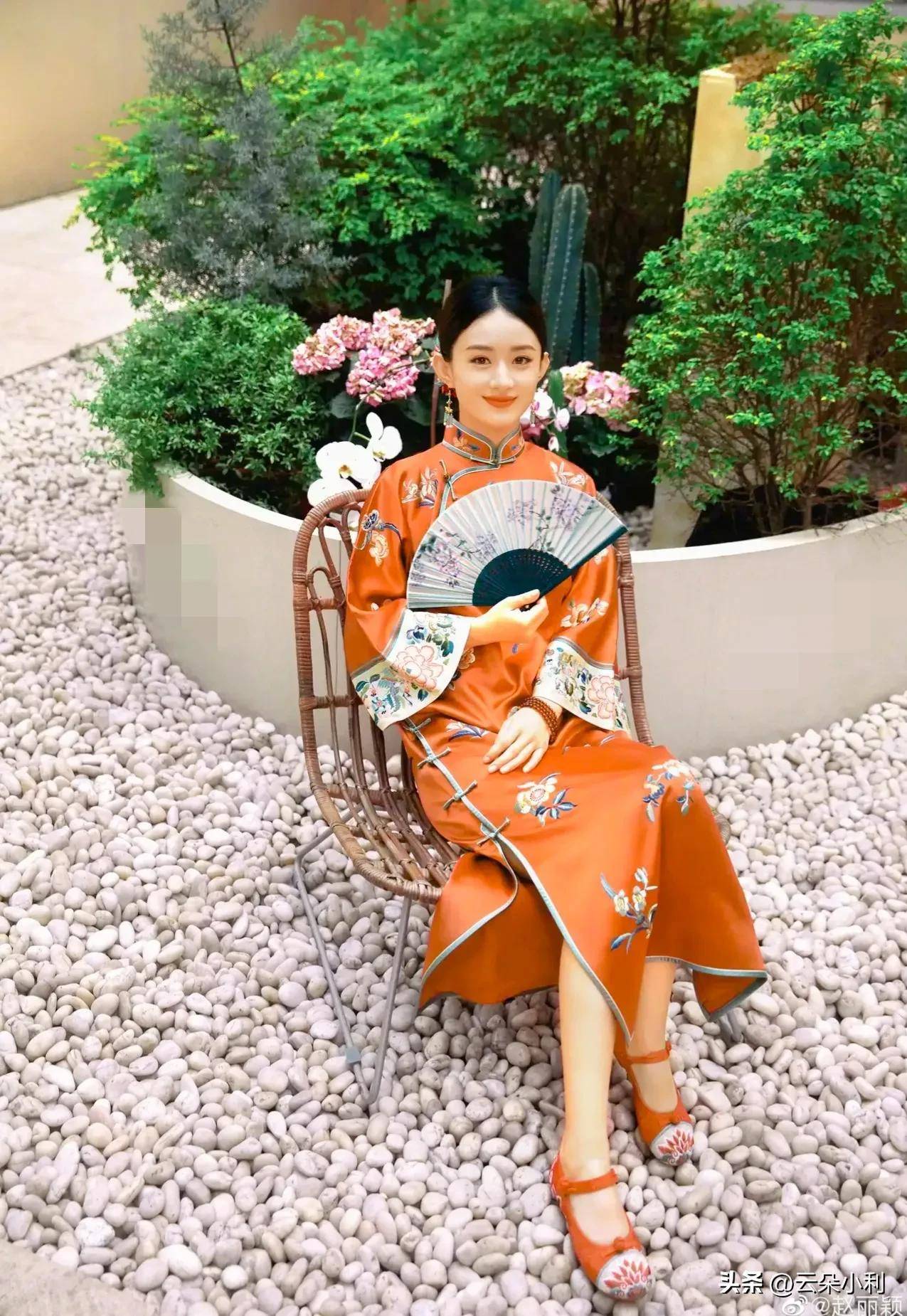 端午节当天赵丽颖送上祝福,红色旗袍温婉动人,国风韵味美得窒息