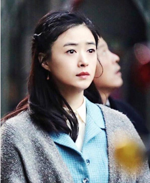 网友所担心的华妃形象问题也并没有出现,蒋欣并没有挟华妃以饰顾曼桢!