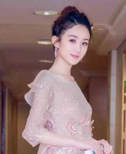 女神与路人只是一念之间,穿对穿错才是重点,赵丽颖蒋欣衣品差?