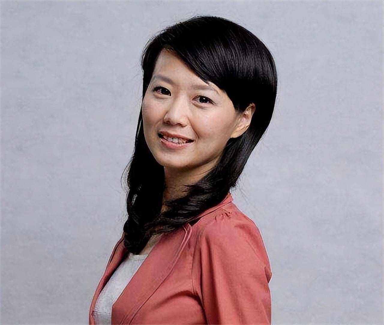 因此在对主持人的工作感到迷茫时,吴薇觉得也许记者才是更适合她的