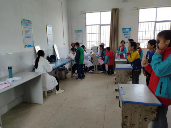 吉安县凤凰镇中心小学开展视力健康检测活动_工作_屈光_家长