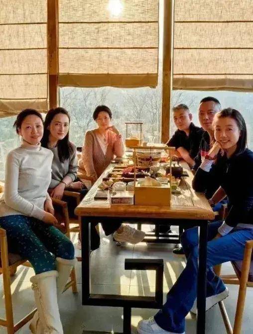 蒋勤勤出席同学聚会,穿着低调但依然亮眼,他真的是从小美到大学_魅力