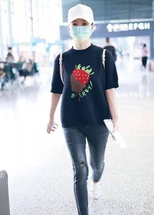 "九球天后"潘晓婷走机场,穿草莓t嫩得像小姑娘,背2万包不奢侈_女性