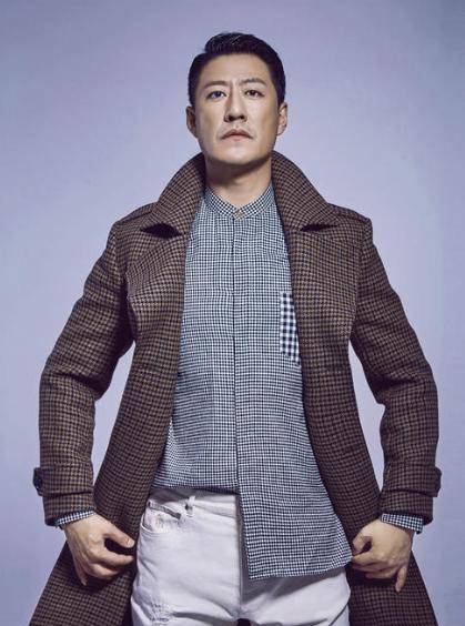 "谍战天王"于震,被一婚妻子怒斥家暴,却与二婚妻子连生三胎_辛月