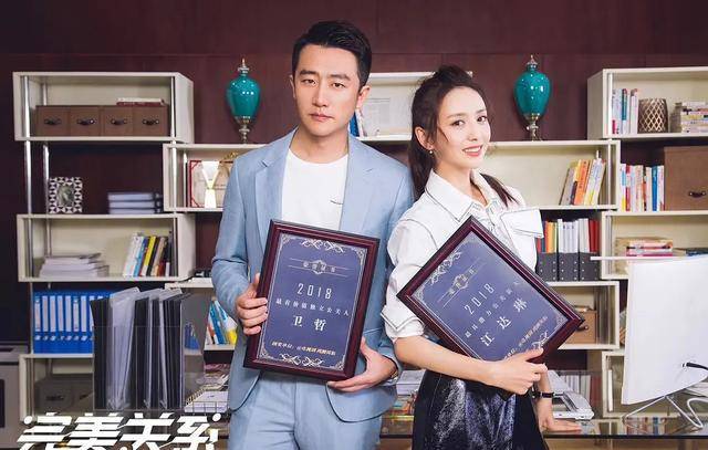 《安家》(原名《卖房子的人》),另一部则是由佟丽娅,黄轩所主演的危机
