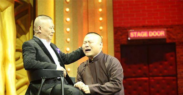 岳云鹏坐飞机偷拍热巴遭网友们各种起哄,热巴东北味的回应亮了!