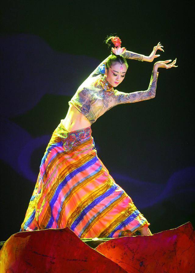 "人间异类"杨丽萍:30年不吃米饭,靠助理洗澡,她现在怎么样了_舞蹈