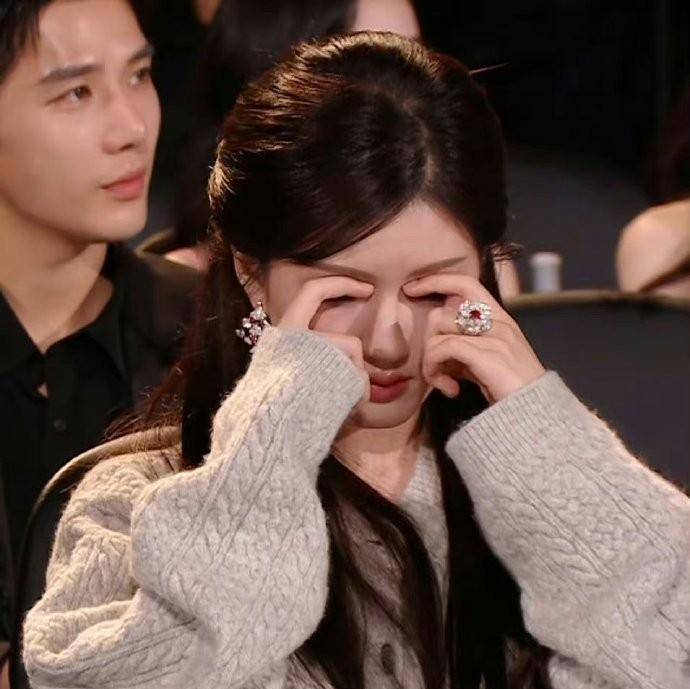 赵露思上台忘记脱毛衣了意外美出圈,灰色毛衣搭礼服,美神降临!