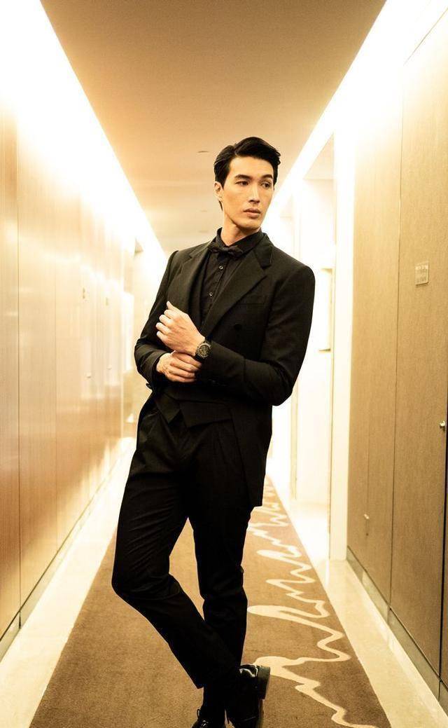 蔡依林身高156厘米,锦荣身高19厘米.交往五年后,蔡依林想要结婚.