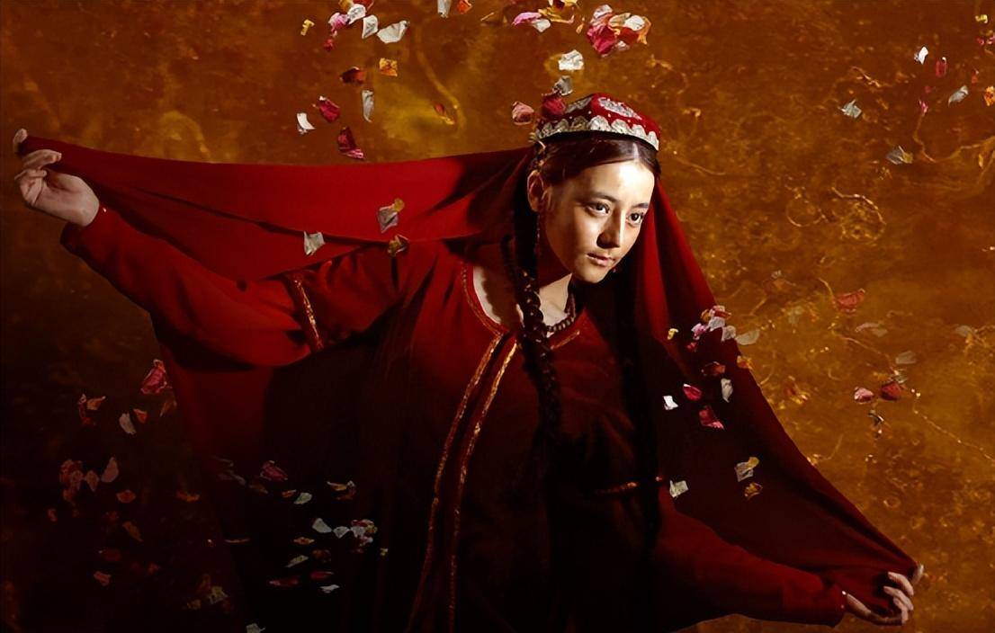 迪丽热巴再次获奖,优秀表现饱受争议,其内部是否蕴藏大瓜_人们_娱乐