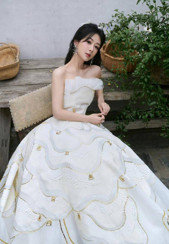 杨紫白色礼服亮相,优雅高贵如画卷般绽放_造型_整体_庭院