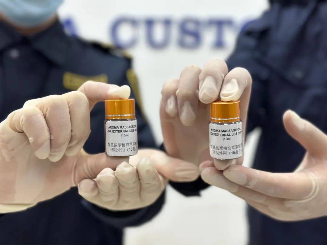 海关提醒:根据相关法律规定,毒品是指鸦片,海洛因,甲基苯丙胺(冰毒)