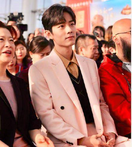 北京春晚发布会今日举行,肖战身着粉色西装亮相,帅气儒雅_言冰云_人物