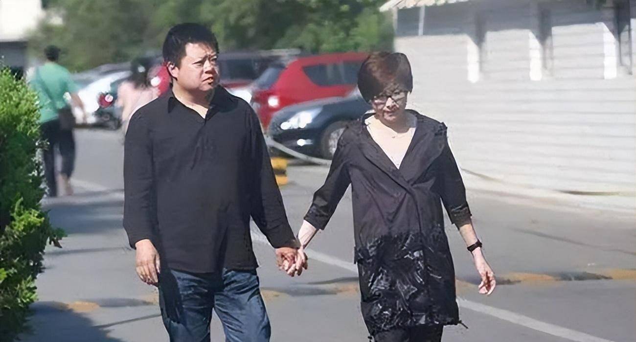 马东:36岁娶平凡妻子,40岁才当爸爸,结婚18年生活过得有滋有味_彭小盛