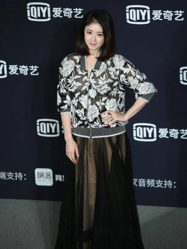 蒋欣胖到收不住?大码外套遮不住水桶腰,体型快赶上何洁了!