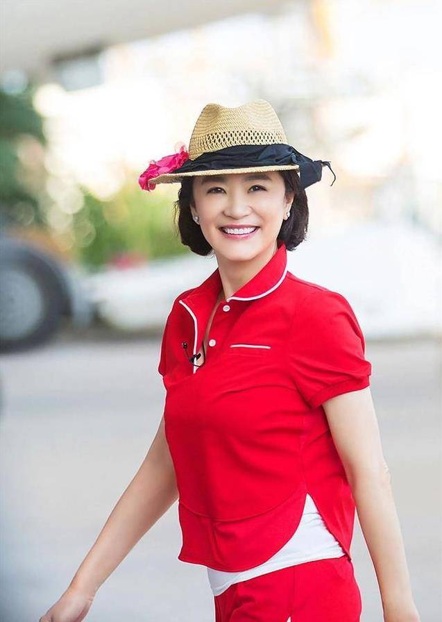 林青霞才是真正的大美人,穿小黑裙同框张曼玉,气质差距一目了然_时尚