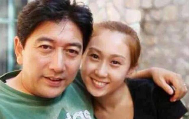 水均益的情感史:抛弃糟糠之妻,娶小13岁娇妻,女儿说出了真相_王君