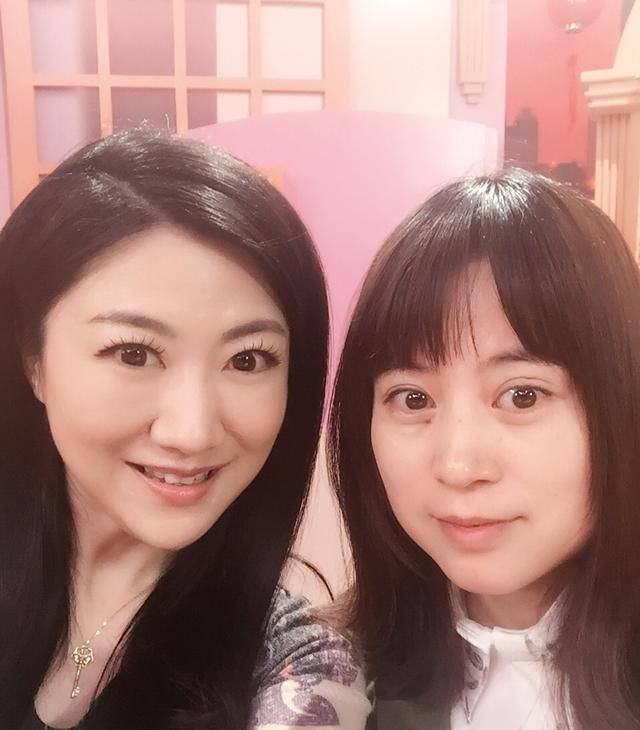 之后,便结识了年轻漂亮跳芭蕾舞的谭元元,两人不管不顾的就在一起了.