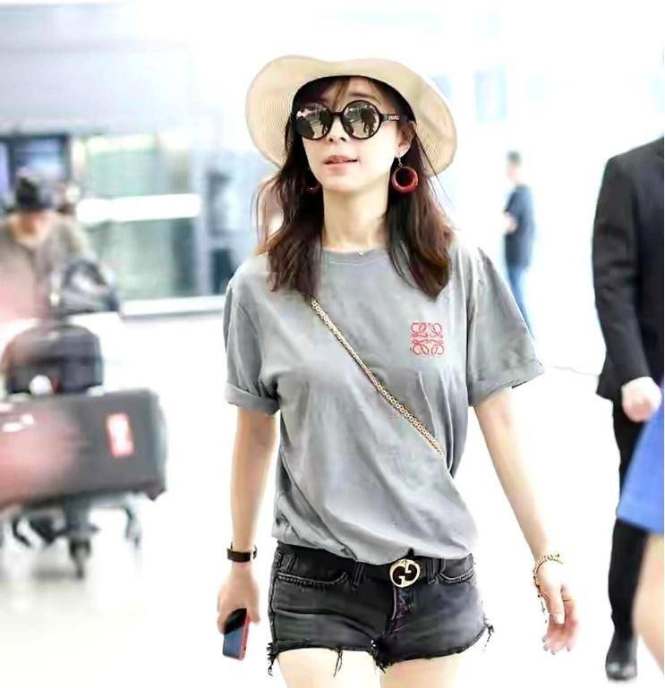 "大肥"牛仔短裤搭配肥大运动衫,张静初变身最美少妇!