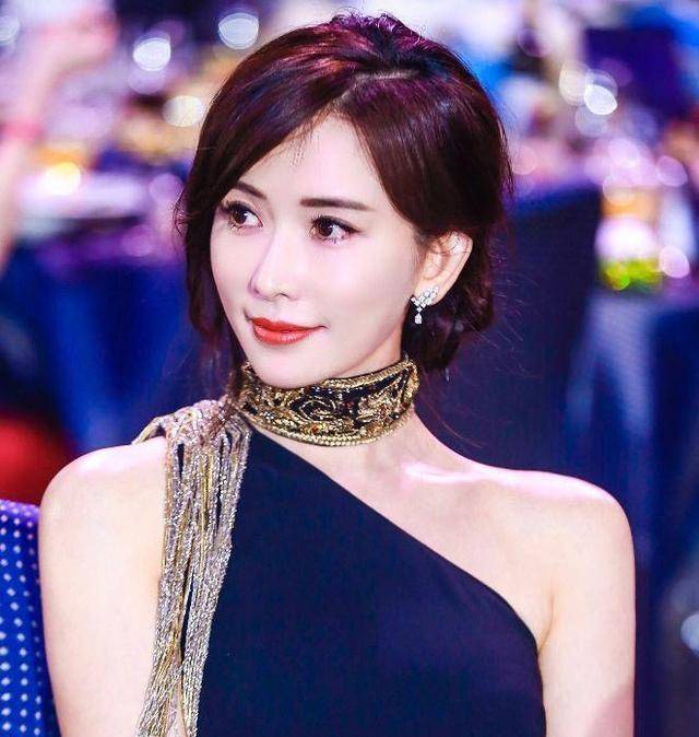 太子辉强迫她喝了一杯酒,却要求赔偿500万_汪雨_林志玲_男子