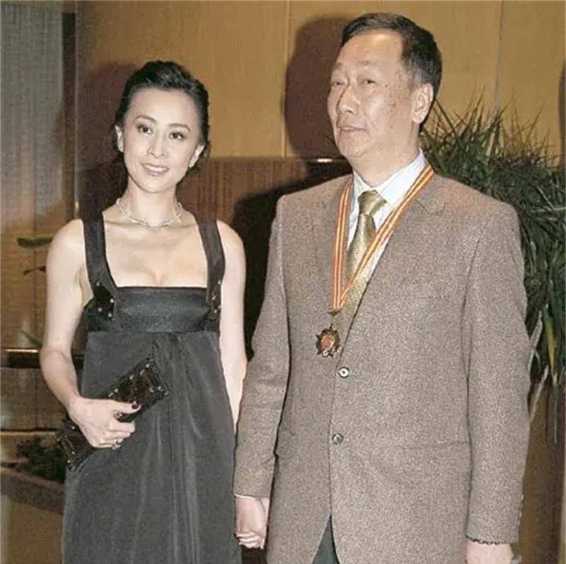 富士康总裁郭台铭:成为首富时妻子离世,继任妻子比他小24岁