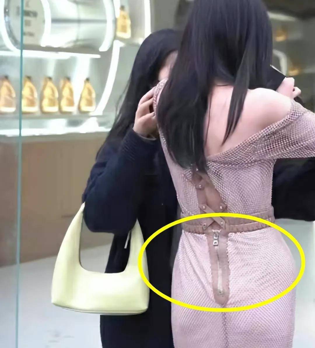 迪丽热巴再度引争议,垫假屁股,胯臀夸张网友晒图立证,这不正常