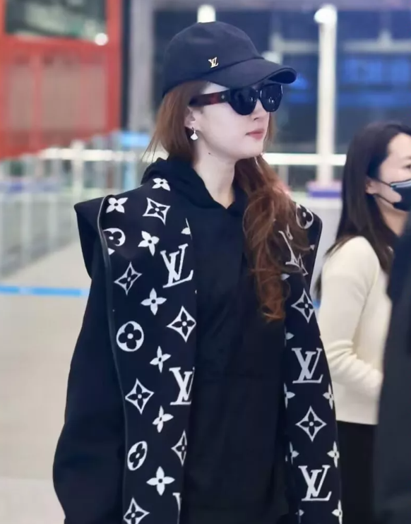 刘亦菲现身首都机场霸气,一身黑西装性感美腿,粉丝热情迎接!