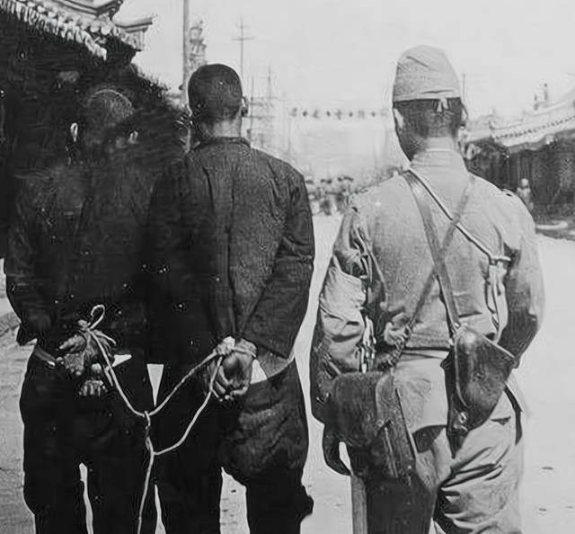 在敵後戰場上,八路軍,新四軍展開大反攻,給予日偽軍沉重打擊,澆滅了