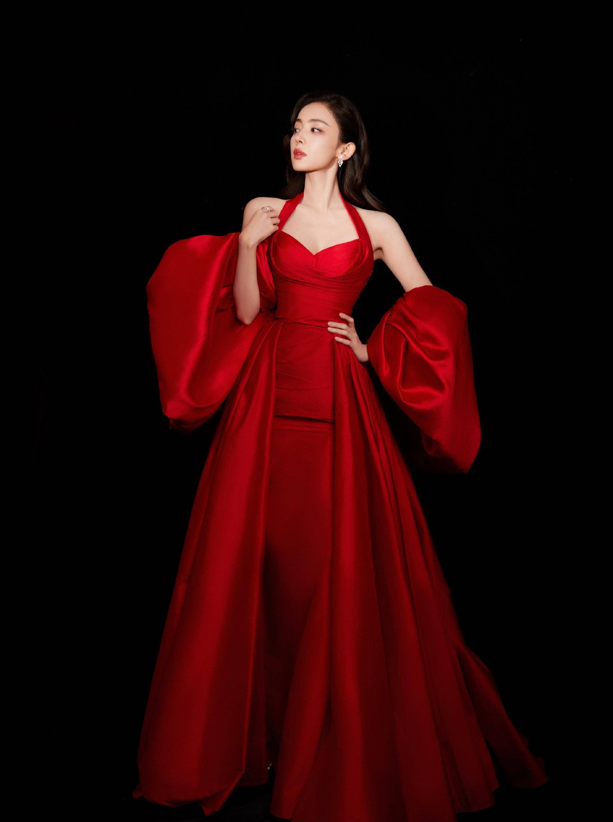 古力娜扎最新红玫瑰礼服造型,明艳照人,简直让人心动不已!