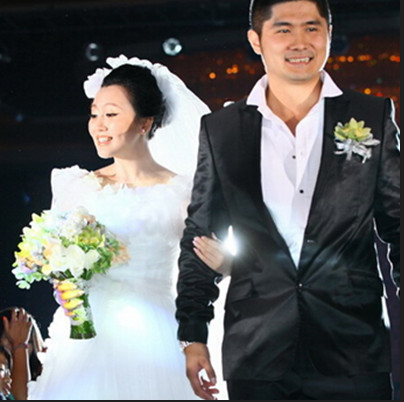 他们开始了婚姻生活,婚后两人开了一家名叫"江南石肆"的会所,潘阳也当