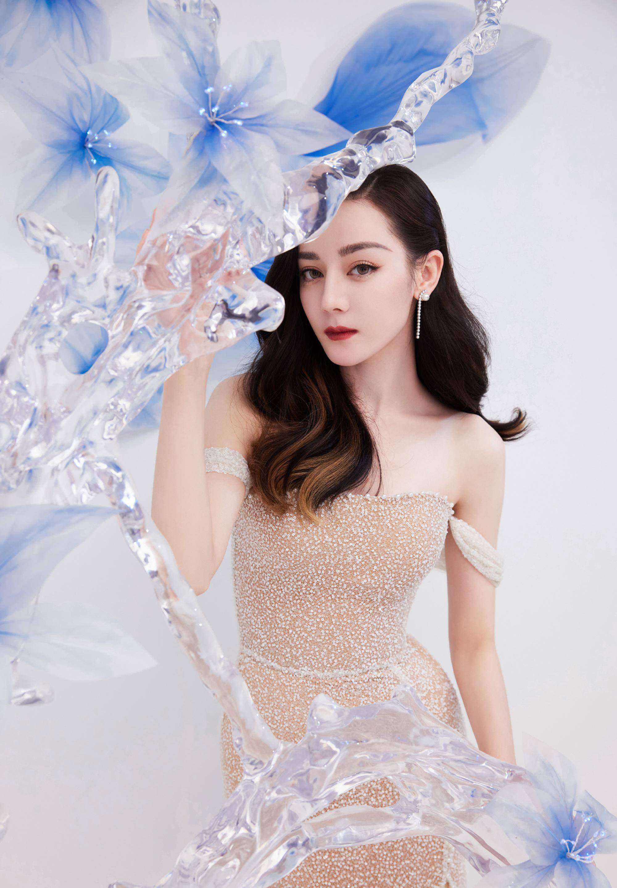 迪丽热巴高级感满满,卷发朱唇搭配钉珠礼服,身姿轻俏韵味十足_姐姐